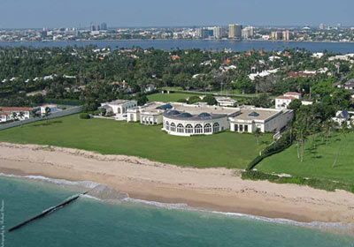2004年，美国地产大王川普在佛罗里达州以4125万美元买下富豪高斯曼的这个庄园，2008年该豪宅的市场价值达到1亿2500万美元。