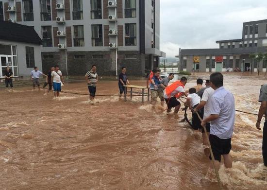 广西桂林暴雨致严重内涝 高校教职工排人墙给学生送饭