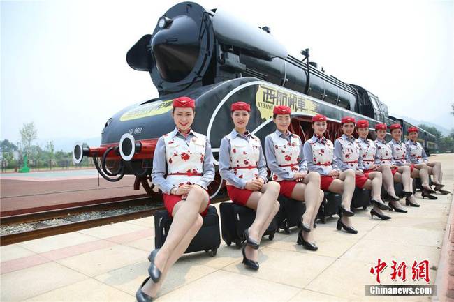 在体验现场，未来的动姐们不仅仅展示了动车的礼仪服务，她们还在这里玩起了穿越。 毛成山 摄