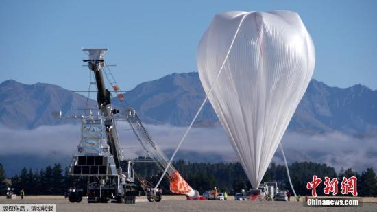 资料图：新西兰瓦纳卡机场，准备放飞的巨型超压气球。