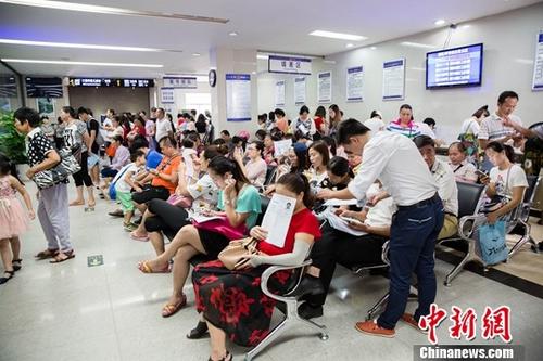 资料图：7月21日上午，广西南宁市公安局出入境办证大厅人满为患。记者 刘梦璇 摄