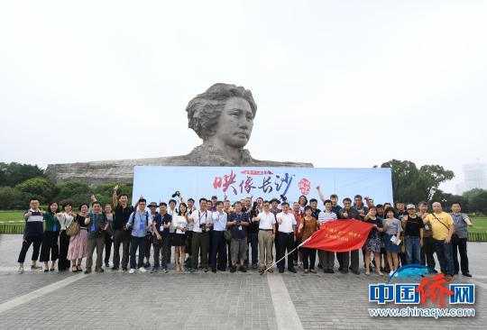 世界华人摄影家与工作人员在毛泽东青年艺术雕塑前合影留念。 杨华峰 摄