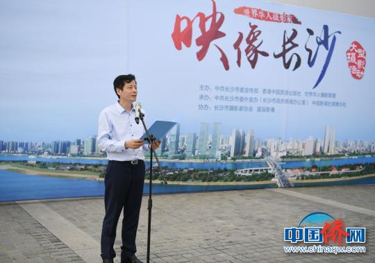 中国新闻社湖南分社社长白祖偕主持启动仪式。 杨华峰 摄