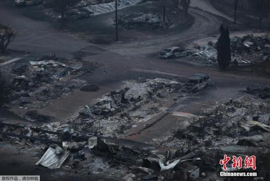 资料图：当地时间7月17日，加拿大不列颠哥伦比亚遭遇山火袭击，停车场过火后一片狼藉。