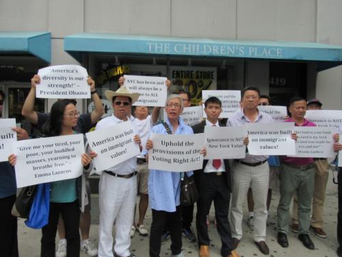 亚裔民主党俱乐部多名示威者抗议，炮轰哈比的无知发言不足以担任郡委员会候选人。(美国《世界日报》记者颜嘉莹/摄影)