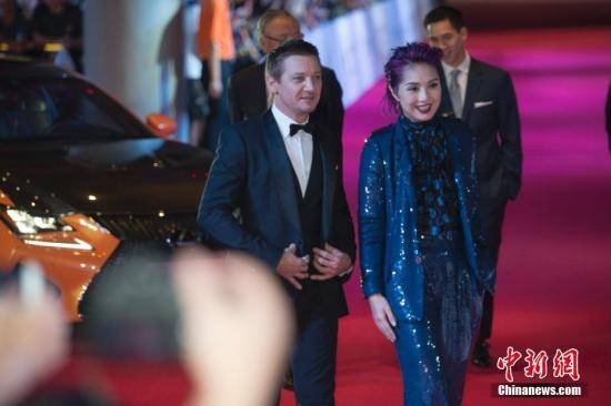 资料图为美国好莱坞明星杰瑞米·雷纳与香港艺人杨千嬅亮相红毯。中新社记者 骆云飞 摄