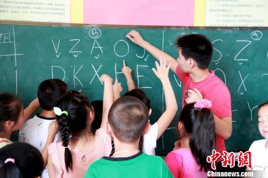 侨胞回乡办夏令营 美国华裔少年当老师教英语