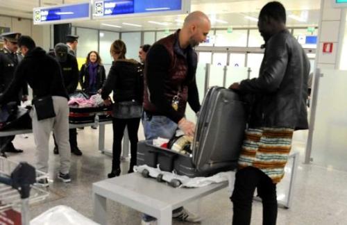 意大利机场海关抽查旅客物品。(图：意大利欧联网)