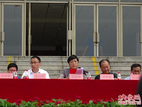 邓州市一高中党委书记、校长段红琴发言
