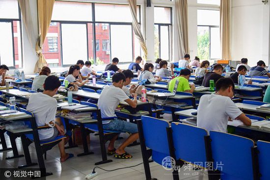 青岛：“考研族”奋战暑期 自习室筑书“墙”