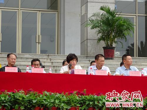 邓州市教体局长李莉、市关工委执行主任杨德堂发表热情洋溢的致辞