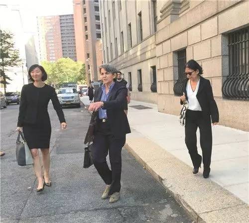  2016年7月29日，严雪瑞（右）和两位律师离开法院。侨报记者吴宇扉摄