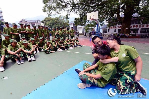 龙胜中学高一新生在军训中学习巴西柔术