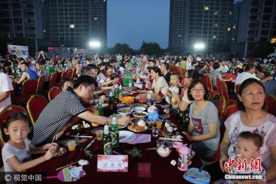 资料图:山东700余人广场共享“百家宴” 场面。 图片来源:视觉中国 资料图:山东700余人广场共享“百家宴” 场面。 图片来源:视觉中国