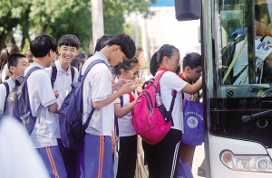 天津中小学开学第一天 家长学生选择绿色出行方式