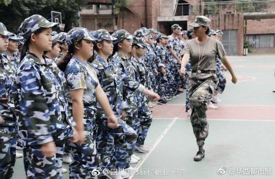 四川高校军训美女教官走红 高颜值也要高标准