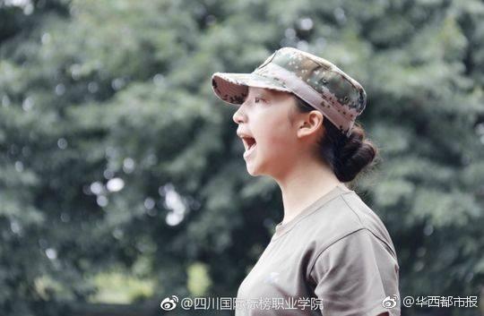 四川高校军训美女教官走红 高颜值也要高标准