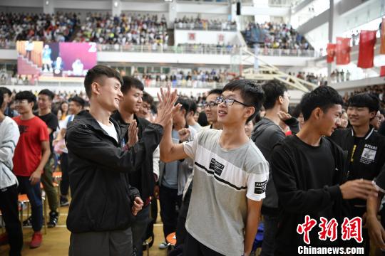 云南一高校要求学生一学期跑120公里不合格须重修体育