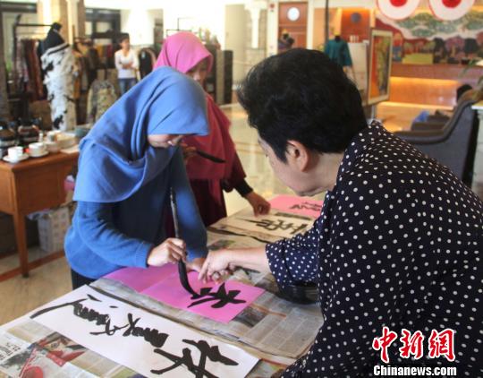 图为李惠珠指导印尼学生写汉字。 林永传 摄