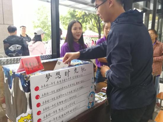 新闻与传播学院，专门为新生准备了“梦想时光机”。学生报到完后，为一年后的自己写张明信片，内容可以是寄语、也可以是规划……