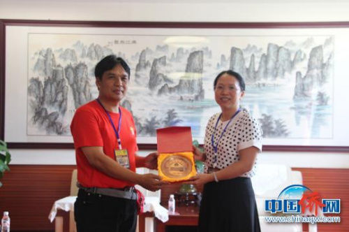图为印尼茂物同一学校校长苏安宏与雷丽芳互换纪念品。 林浩 摄