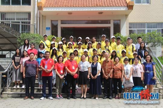 图为夏令营营员与广西华侨学校师生合影。(林浩 摄)