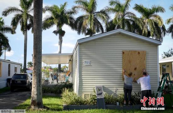 资料图为美国佛州居民用木板加固窗户，随着飓风“艾尔玛”脚步临近，建材木板也变得紧俏。