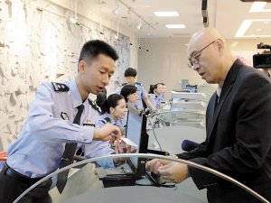澳大利亚籍华人获云南首张外国人“永居身份证”