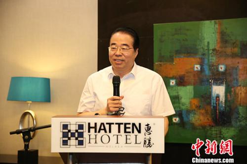 中国海外交流协会副会长许又声9月10日到访马来西亚华社。他在访问中表示，希望马来西亚华人要筑牢友谊之桥、拓宽发展之桥。图为许又声在与马六甲华社负责人座谈时致辞。 记者 张晨翼 摄 