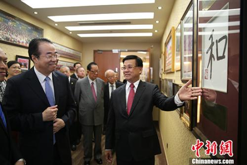 中国海外交流协会副会长许又声9月10日到访马来西亚华社。他在访问中表示，希望马来西亚华人要筑牢友谊之桥、拓宽发展之桥。图为许又声考察马来西亚中华大会堂总会。 记者 张晨翼 摄 