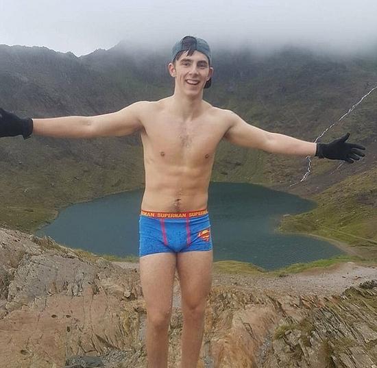 英国大学生为募捐穿内裤登顶千米高峰 引网友热议