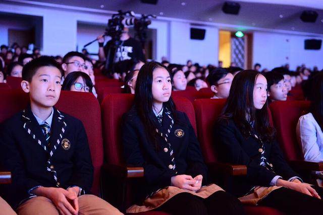 美国华裔科学家罗忠敬为孩子们上科学课
