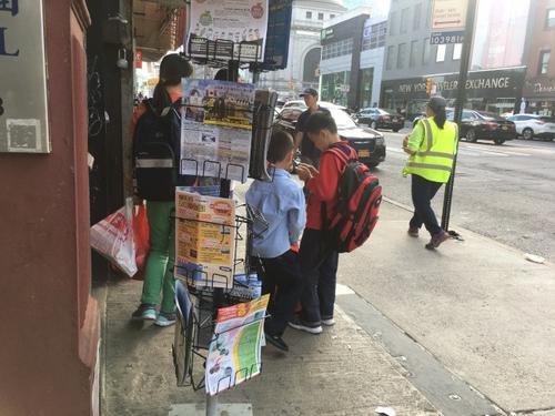 小学生目不转睛玩手机，下课后就沉浸在虚拟世界。(美国《世界日报》/金春香 摄)