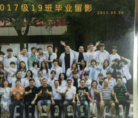 王俊凯高中班级合影，粉丝一眼认出小小的王俊凯