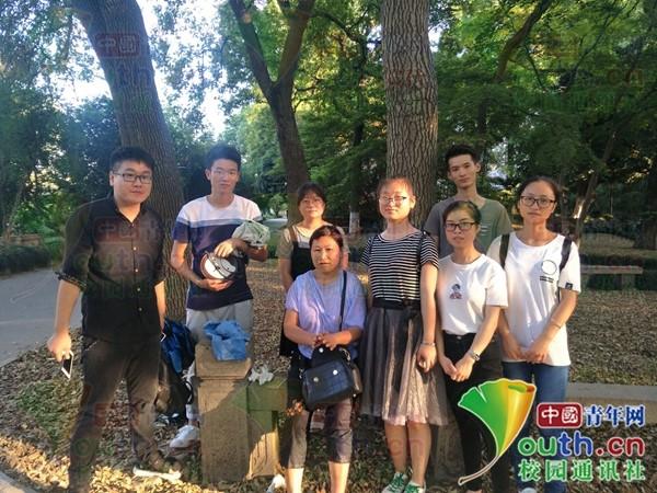 8名大学生勇救落水市民 获救者送锦旗感谢信为其点赞