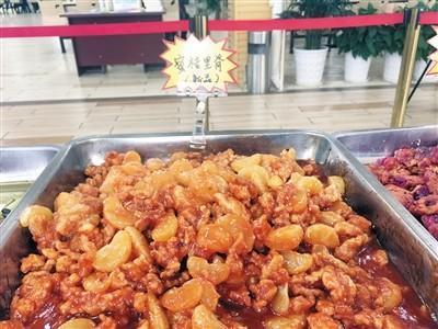 重庆高校推出黑暗料理 将水果融合进菜里学生们纷纷品尝