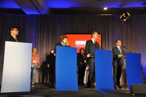 四位加州州长候选人参加政见说明会，包括江俊辉(左起)、易思婷、纽森、维拉莱构沙。(美国《世界日报》记者张越／摄影)