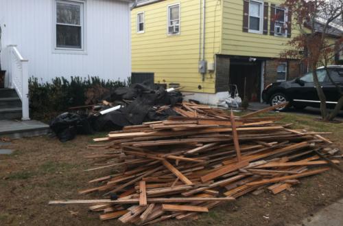  风灾后家家户户丢出大量垃圾。(美国《世界日报》记者朱泽人／摄影)