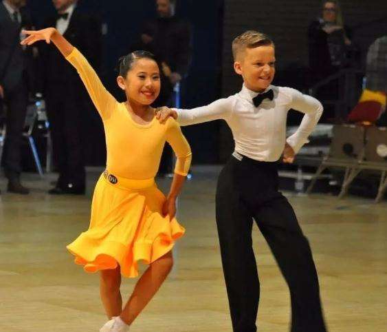 10岁华裔女孩包揽英格兰国标舞冠军 受邀节目上热搜