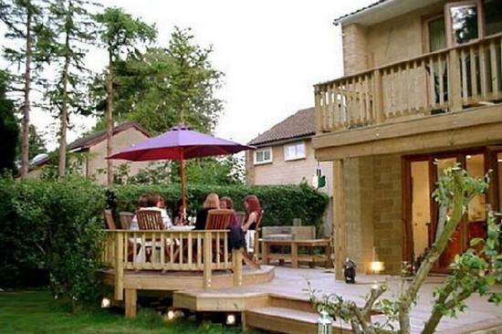 英国最“奢华”大学宿舍曝光 私人花园加露天浴池
