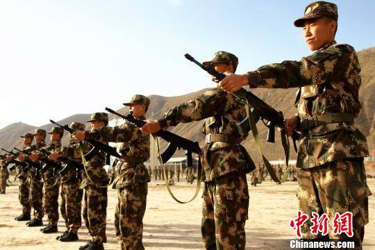 图为新兵练习枪械。 张添福 摄
