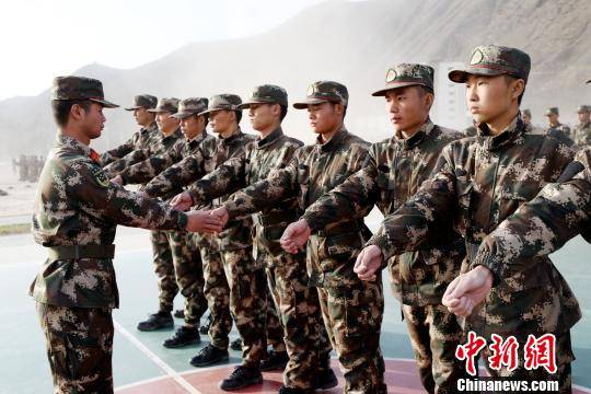 图为教官指导新兵练习队列。 张添福 摄