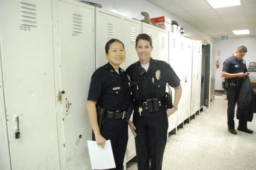 洛杉矶市警局华裔队长陈锦雯(Jennifer Thomas，左)。(美国《世界日报》记者高梓原／摄影)