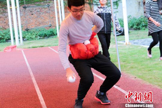 近日，江西理工大学举办“搞怪体验”活动—让男生体验女性生活。图为参与者体验孕妇。 江西理工大学供图