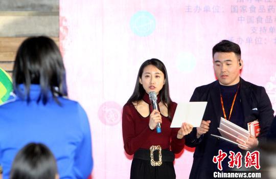 高校学生现场互动，速答食品安全问题。 张道正 摄
