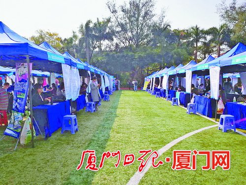 招聘展位前比较冷清。