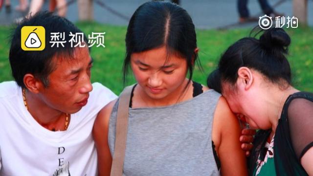 华裔女孩被亲生父母遗弃：22年后“断桥相会”