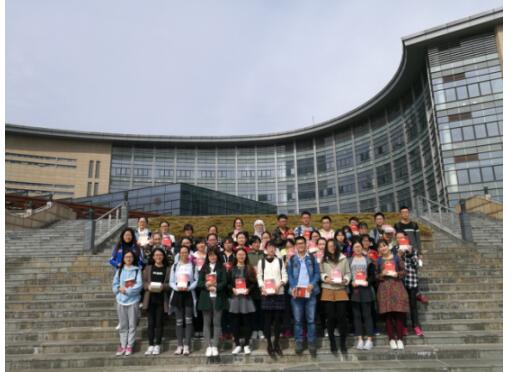 “百校共读”活动进大学, 一百所高校集体通宵共读《巨人的陨落》