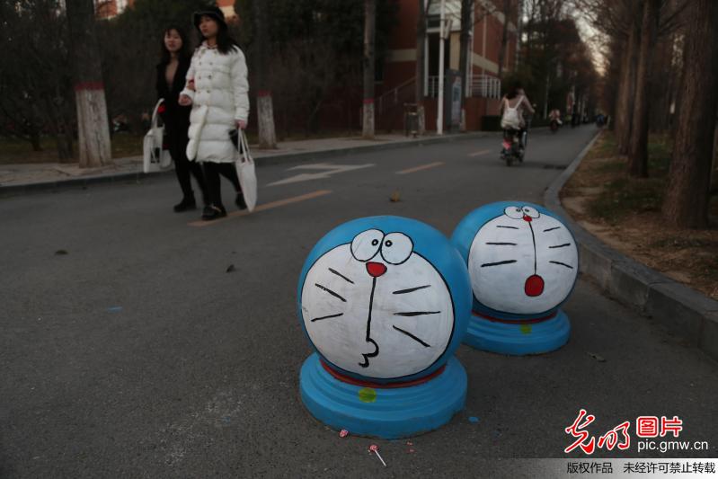 郑州:高校隔离墩披上"卡通装" 色彩艳丽萌趣十足(1)