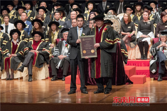 刘达泉接受亚洲华人领袖奖。